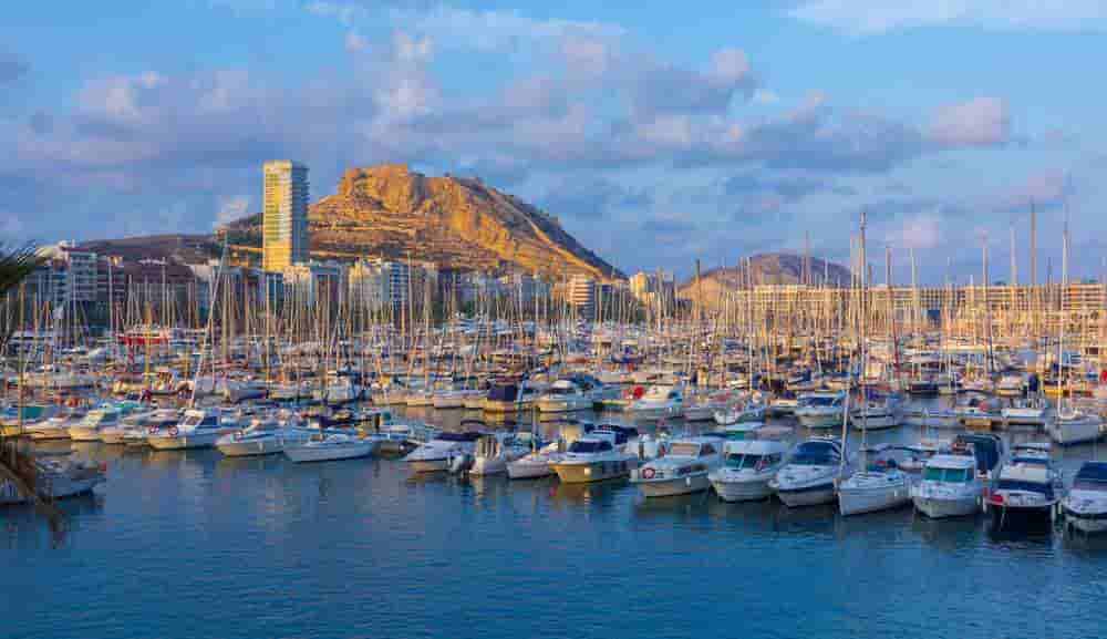Medium-sized car rentals in Alicante